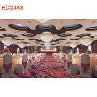 Ensemble de mobilier de salle de bal d'hôtel avec tables rondes et chaises recouvertes pour les grands événements