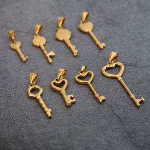 Nuevos Diseños 2025: Llaveros Hipoalergénicos de Acero Inoxidable que No se Deslustran y Pequeños Colgantes y Dijes de Moda con PVD Dorado al por Mayor - Product Image 3