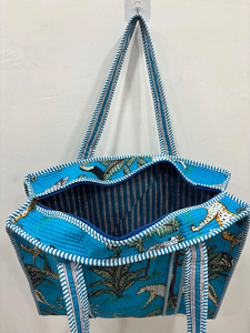 Bolso Tote Acolchado con Estampado de Selva Azul, Hecho a Mano con Estampado Indio |   Bolso de Hombro Reversible de Algodón con Cierre para Mujer - Product Image 4