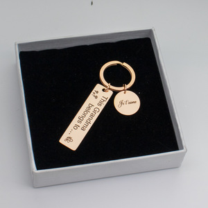 [Exclusivité transfrontalière] Cadeau d'anniversaire DIY : Porte-clés gravés en acier inoxydable plaqué or avec motifs - Product Image 3
