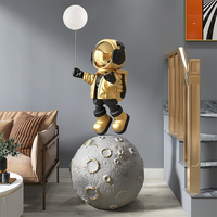 Grande sculpture de lampe de sol astronaute avec lumière lunaire, thème Amour, artisanat en résine peinte à la main pour la décoration intérieure