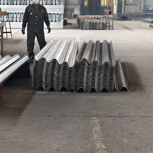 Plaque <span class=keywords><strong>de</strong></span> garde-corps en W <span class=keywords><strong>de</strong></span> haute résistance, galvanisée à chaud, durable, robuste, moderne et fiable pour la sécurité routière - Product Image 1