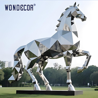 Sculpture de cheval géométrique en acier inoxydable poli miroir, grande installation paysagère extérieure, taille personnalisable
