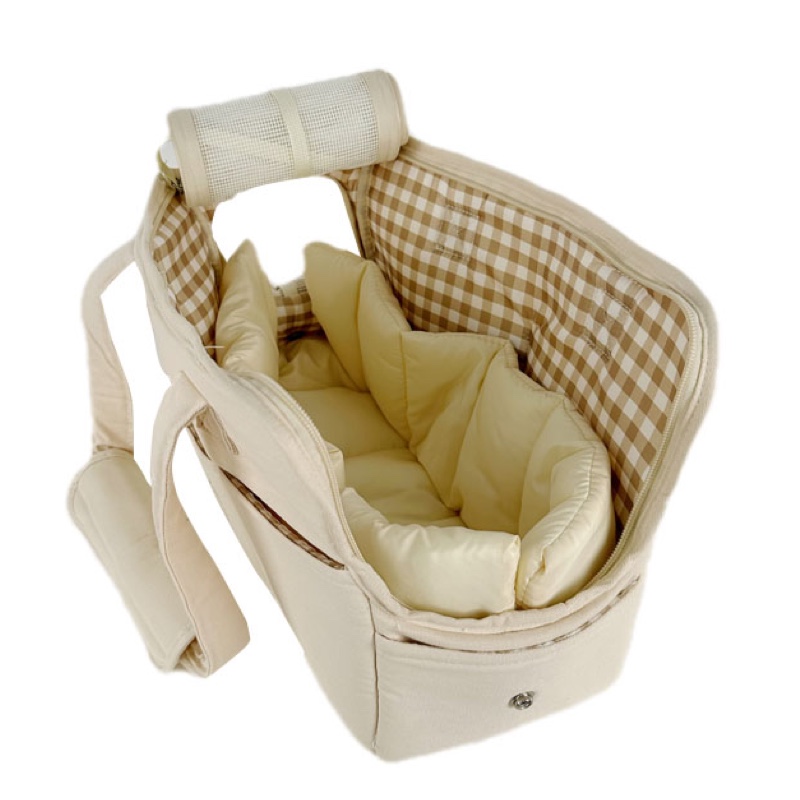 Bolso y cojines beige