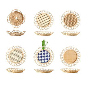 Sous-verre rond en rotin et bambou fait à la main avec un bord en métal plaqué or de luxe, décoration de table en gros pour utilisation dans les restaurants - Product Image 2