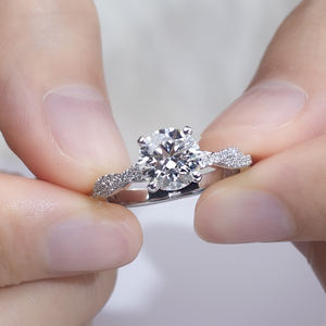 แหวนเพชรทรงกลมทองคำขาว 18K รุ่น MSR-1372 จาก Messi Jewelry สำหรับผู้หญิง - Product Image 4