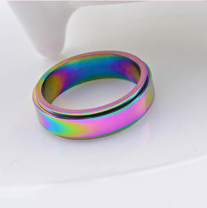Anillo de boda de titanio colorido unisex, moderno, liso, iridiscente, de acero inoxidable, giratorio, para hombre y mujer. - Product Image 2