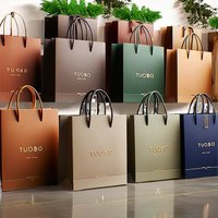 Emballage cadeau écologique en carton ivoire avec poignées en corde de coton et impression dorée en relief, personnalisable pour les marques d'entreprise