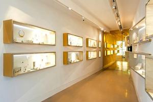 Thời trang <span class=keywords><strong>mini</strong></span> LED chiếu sáng hiển thị đứng tủ tường <span class=keywords><strong>Showcase</strong></span> cho trang sức đồng hồ nước hoa chân dung Túi đồ chơi - Product Image 3