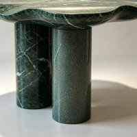 Table d'appoint de luxe en marbre vert foncé, plateau festonné unique, trois pieds cylindriques, design minimaliste pour un style moderne