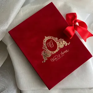 婚礼礼品盒红色天鹅绒盒，带烫印标志和婚礼请柬卡亚克力婚礼请柬