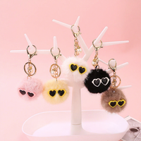 Porte-clés Pompon en Peluche 3D Kawaii Mignon et Doux avec Lunettes de Soleil Cœur – Décoration de Sac Élégante pour Femme