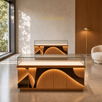 Vitrine de présentation de montres et bijoux sur mesure, cadre doré, façade en verre, éclairage LED pour magasin de détail et distributeur en gros