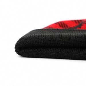 Bonnet tricoté chaud pour l'hiver, 100 % acrylique, avec pompon pour enfants, motif écossais noir et rouge, patch tissé – Vente chaude - Product Image 6