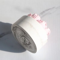 Diffuseur de parfum d'ambiance artisanal en porcelaine, motif pivoine, avec bâtonnets en rotin et huiles essentielles, désodorisant en céramique parfumée