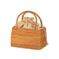 Panier cylindrique en osier fait main de style campagnard avec fermeture à cordon pour le rangement et les pique-niques ; en rotin tressé à la main