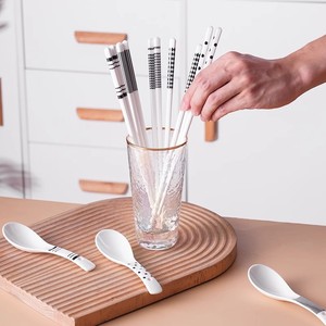 Ensemble de baguettes modernes en céramique à motif noir et blanc, compatibles micro-ondes, ustensiles de cuisine pour une utilisation sans souci. - Product Image 4