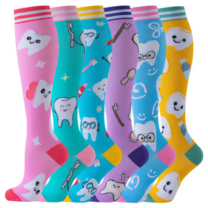 Calcetines de compresión hasta la rodilla de poliéster unisex, calcetines casuales con estampado de dibujos animados, calcetines deportivos antifricción para todas las estaciones - Product Image 4