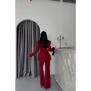 Ensemble de costume pour femme de couleur bordeaux, veste et pantalon avec des détails de boutons métalliques complexes - Product Image 1