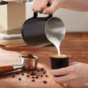 Jarra de leche de acero inoxidable con graduaciones para hacer café latte art, capacidad de 350 ml, forma redonda, sin tapa - Product Image 2