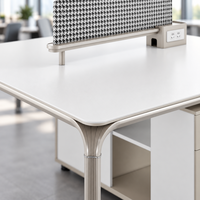 Poste de travail modulaire moderne avec écran de confidentialité, armoire de rangement, étagère ouverte et accès aux câbles pour bureaux d'employés