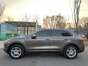 El 2014 Porsches <span class=keywords><strong>Cayenne</strong></span> 3,0 T Platinum Edition Usado Gasolina 5 plazas SUV Está Equipado con Asientos de Cuero y Techo Solar Panorámico - Product Image 3