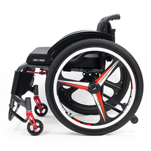 Fauteuil roulant manuel léger noir avec dossier souple <span class=keywords><strong>en</strong></span> <span class=keywords><strong>aluminium</strong></span> et poignées argentées – Accessoire sportif confortable et pratique - Product Image 2