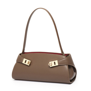 Sac fourre-tout pour femme en cuir véritable avec logo personnalisé, fermeture élégante à fermoir, couleur unie, design tendance, sac à bandoulière de luxe pour femmes - Product Image 2