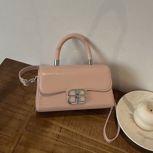 Bolso de mano retro para mujer con forro interior de fibra de poliéster. Moderno con un diseño de tapa abatible. Se Puede Llevar Cruzado al Hombro.9907 - Product Image 4