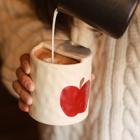 Mug en céramique de 350 ml peint à la main avec motif pomme en relief pour lait et latte, moderne, compatible micro-ondes, à bec fixe