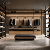 Système de dressing ouvert italien moderne avec poteaux métalliques, étagères et éclairage LED pour chambre de luxe