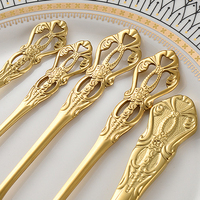 Ensemble de couverts vintage en acier inoxydable doré avec design en relief creux rétro royal, couteau, cuillère et fourchette pour mariage