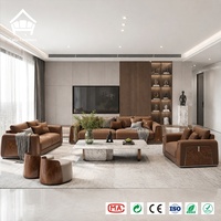 Ensemble canapé et fauteuil en cuir véritable de designer avec détails en bois et table en marbre – Solution d'ameublement intégrée pour villa