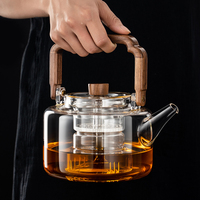 Vente en gros de bouilloire à thé en verre transparent de grande capacité Caractéristique commerciale Bouilloires à eau Manche en bois pichet pour infusion de fruits et thé