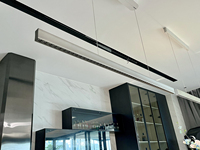 Suspension LED linéaire intelligente au design élégant qui rehausse la décoration moderne. Télécommande pour ajuster sans fil l'éclairage. Éclairage automobile