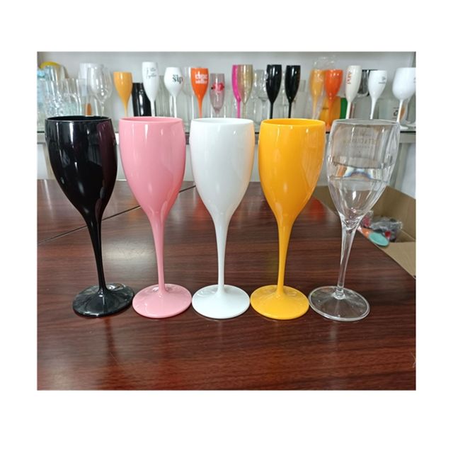 Flute Da Champagne 6 In Plastica Di Colore Oro + 1 Confezione Di 25 Tovaglioli 2 Veli Con Fantasia In Oro E Bianco