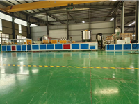 Machine de fabrication de carreaux de sol pour clôture en PE PP WPC entièrement automatique Ligne de production de terrasses en bois composite