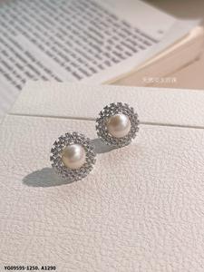 Boucles d'oreilles clous classiques 2025 en argent sterling plaqué or 14 carats avec perle d'eau douce, motif floral géométrique et accent diamant pour femme - Product Image 3