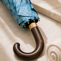 Parapluie droit de luxe avec cadre en fibre de verre de 14 mm, résistant au vent (60 mph), ouverture manuelle, tissu 210T, poignée en bois courbée solide, logo personnalisé