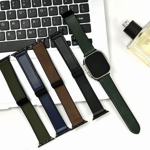 Bracelet en cuir et silicone ultra respirant avec boucle magnétique pour Apple Watch, accessoire confortable et élégant - Product Image 2