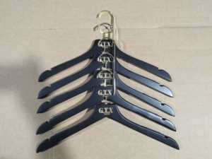 Vente en gros <span class=keywords><strong>à</strong></span> prix abordable, cintres en bois antidérapants durables avec logo personnalisé, jupe de manteau, cintres noirs pour vêtements - Product Image 6