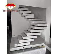Escalier en pierre artificielle personnalisée Calacatta White Marble de Brothers Stone, finition moderne polie