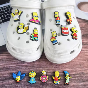 Adornos de Zapatos con Personajes Animados de la Serie The Simpsons y Lindos Dijes de Zapatos con Personajes de Dibujos Animados Amarillos para Fiestas - Product Image 3