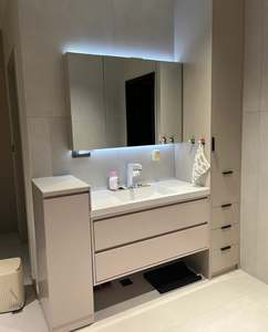 Muebles de Baño Minimalistas para Baños Pequeños, Mueble de Baño Personalizado con Lavabo de Cerámica/Piedra y Espejo - Product Image 1