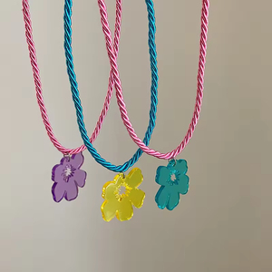 Collar de flor roja pequeña para mujer, inspirado en el verano, cadena coreana para clavícula, colgante de moda en oro y cobre que combina con todo - Product Image 3