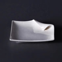 Service de vaisselle en céramique blanche irrégulière Shengjing Royal Ware, assiettes rondes en porcelaine pour la restauration, vaisselle pour restaurant.