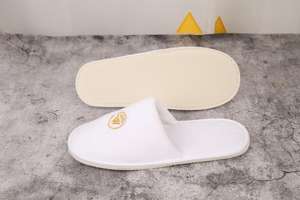 Zapatillas de hotel desechables de algodón blanco personalizadas, gofres de Punta cerrada para interiores con logotipo bordado para hoteles - Product Image 4