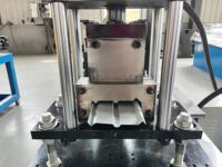 Machine de formage à rouleaux pour portes à enroulement en tôle d'acier à haute efficacité pour montants et rails métalliques