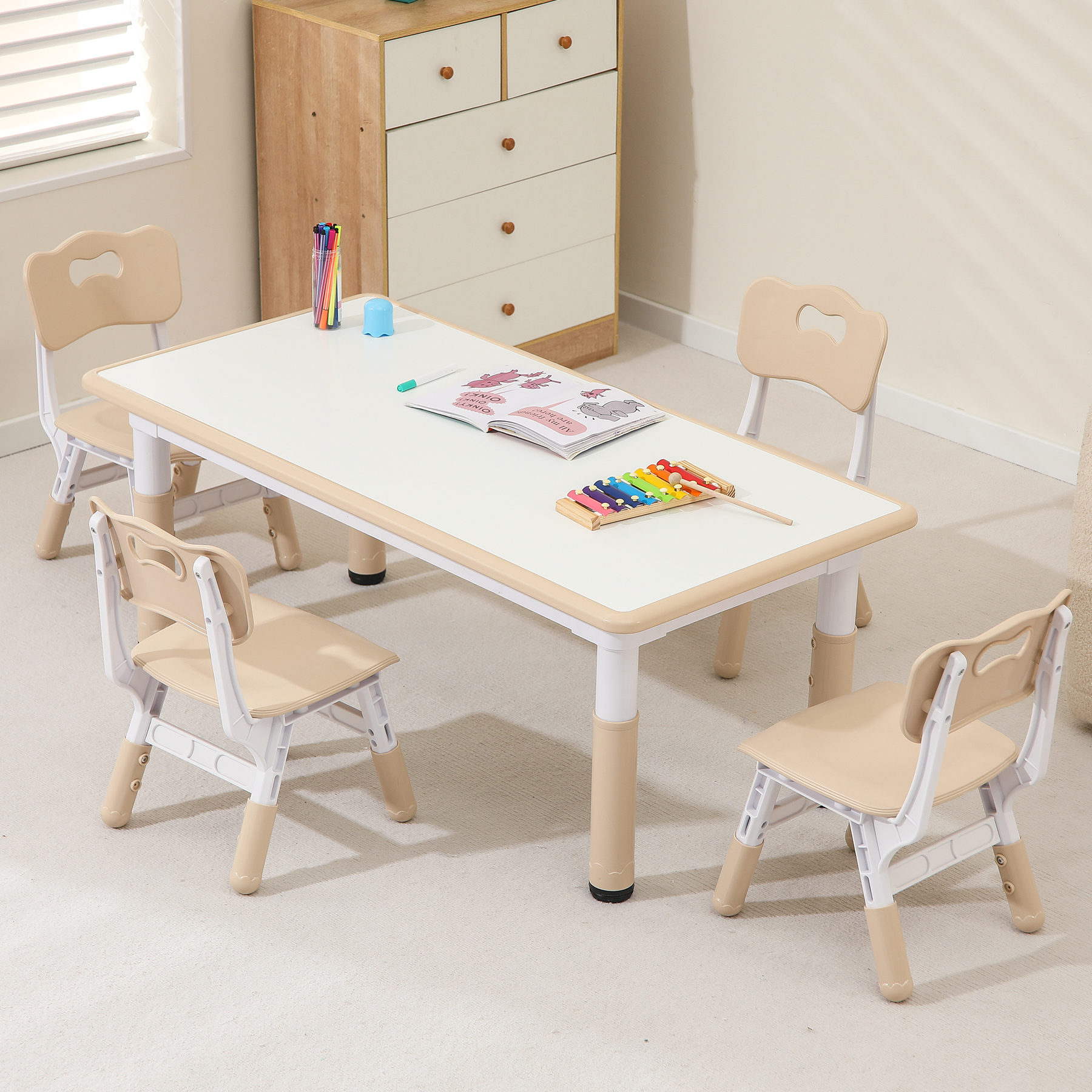 Pizarra blanca color madera con cuatro sillas.