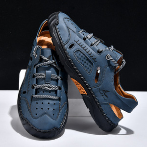 Sandalias con punta cerrada cosidas a mano para hombre, sandalias informales huecas transpirables, zapatos anticolisión para exteriores, para salidas de ocio junto al río - Product Image 1